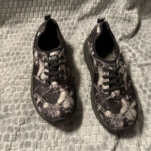 Barely worn!! Excellent condition BZees stretch athletic shoe